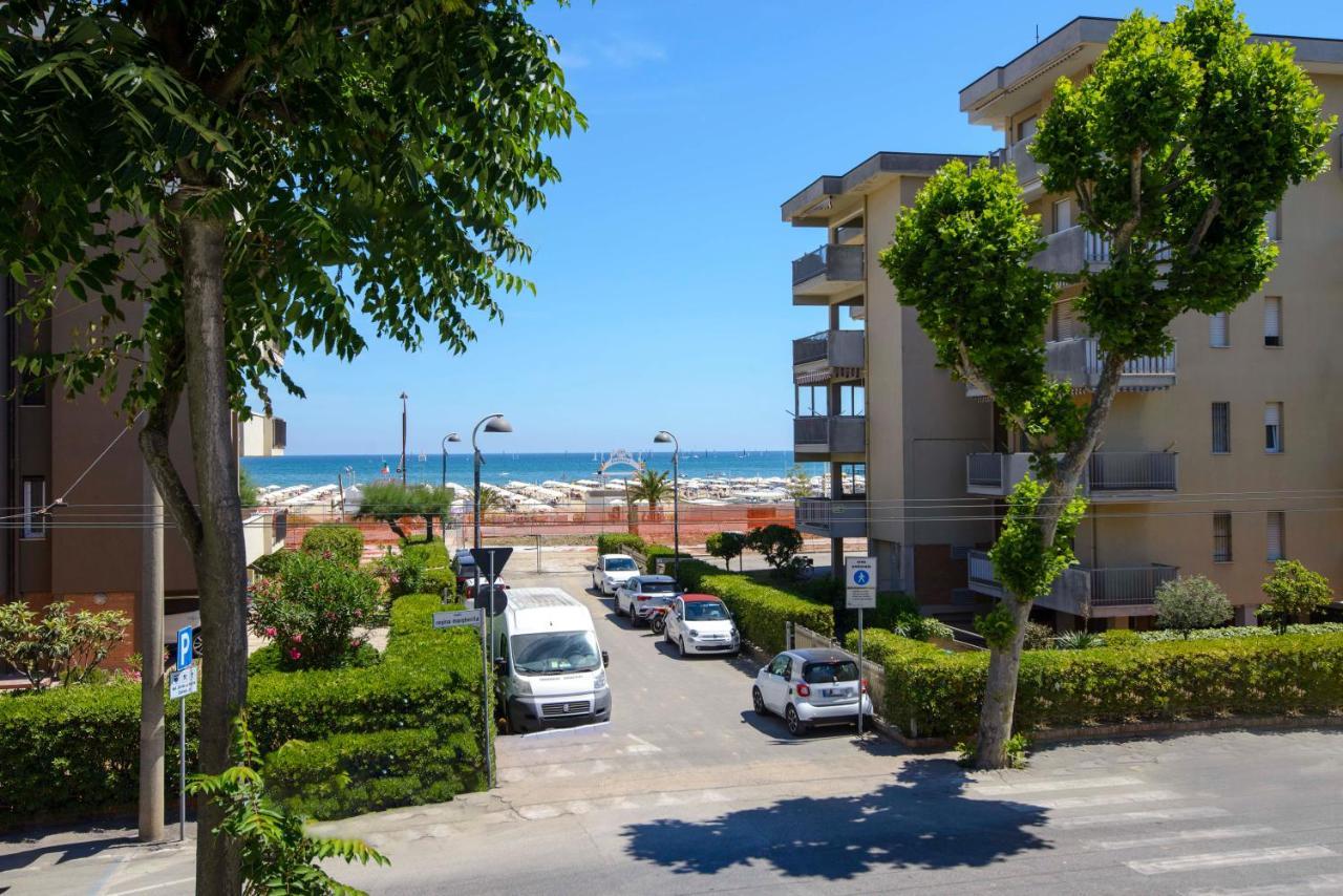 Residence Royal Rimini Bagian luar foto