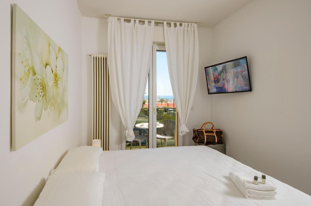 Residence Royal Rimini Bagian luar foto