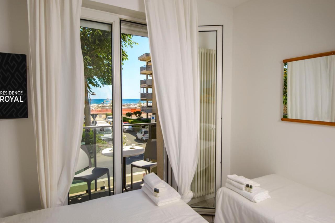 Residence Royal Rimini Bagian luar foto