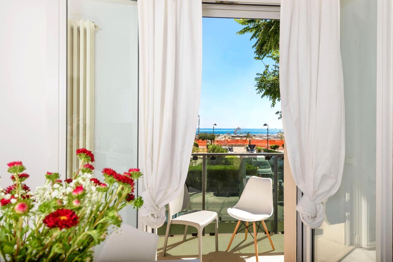 Residence Royal Rimini Bagian luar foto
