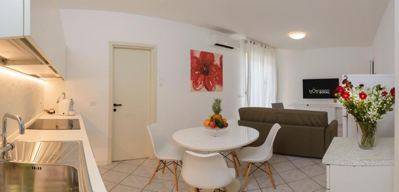 Residence Royal Rimini Bagian luar foto