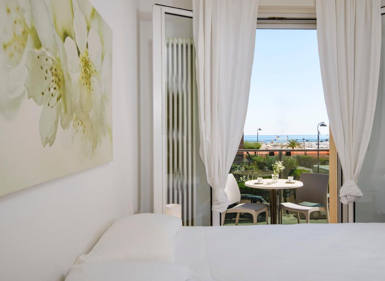 Residence Royal Rimini Bagian luar foto