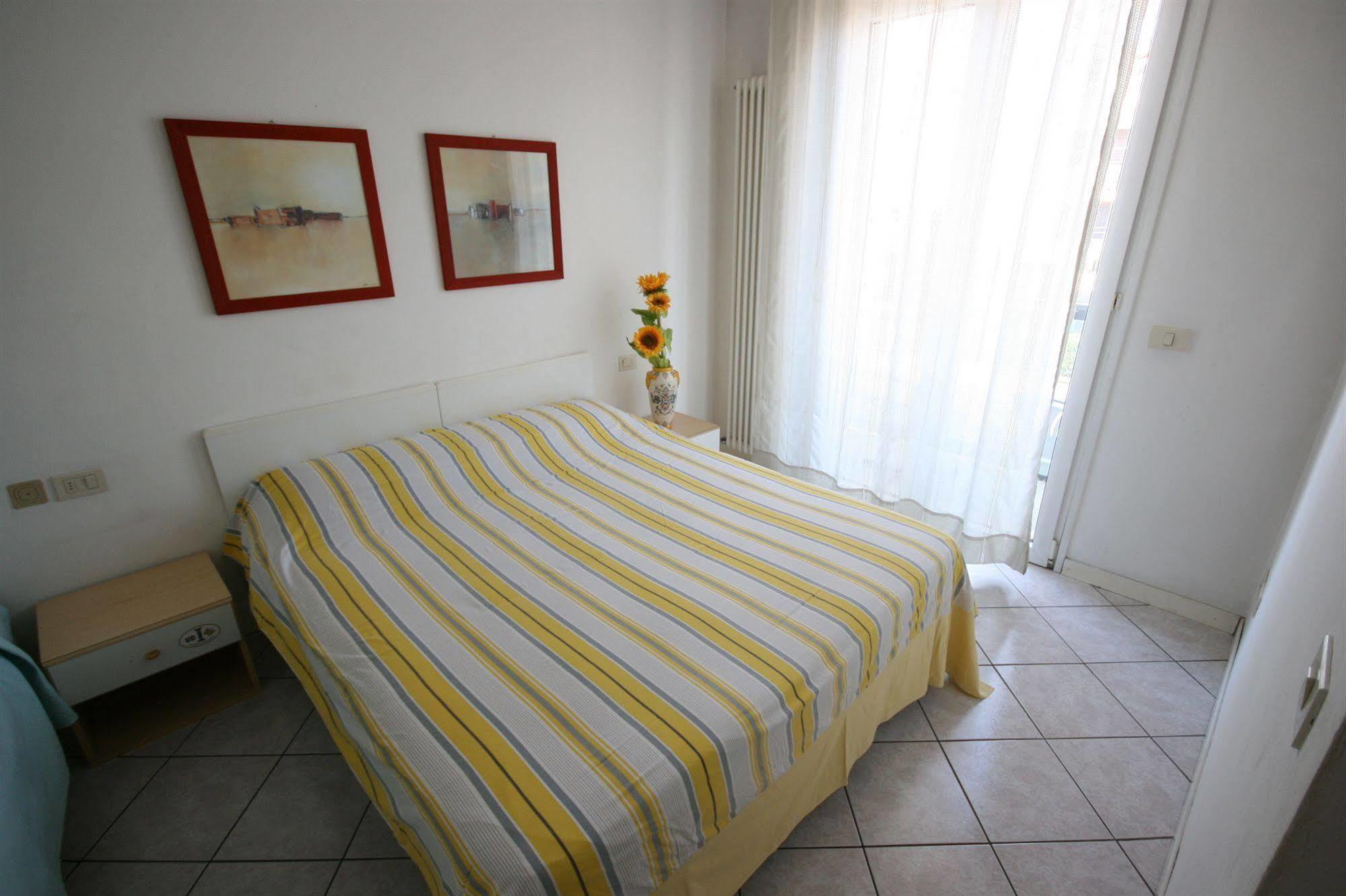 Residence Royal Rimini Bagian luar foto